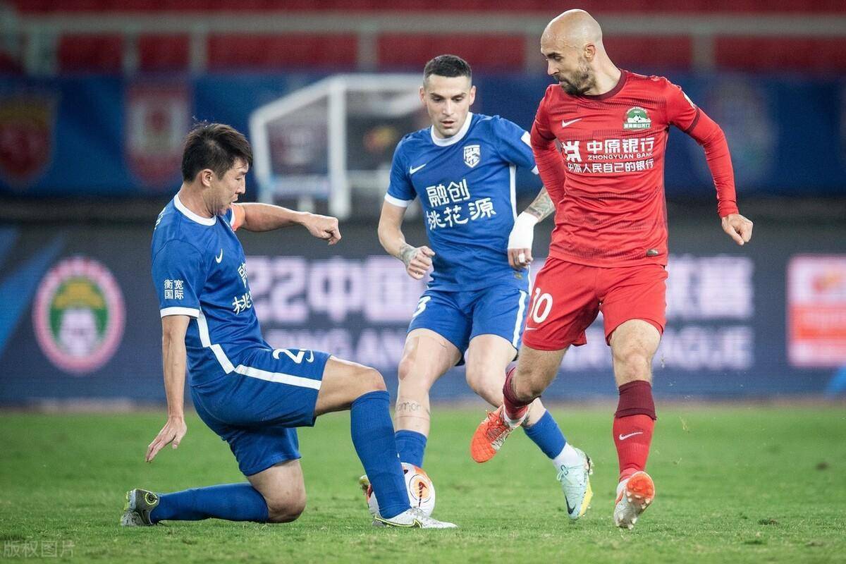 包含欧联倒计时，武汉三镇集结日主帅复盘，细节引发关注，质疑声仍在，赛季目标并未改变的词条